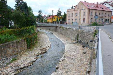 Obr.13 Jílové u Děčína, 2010. Vysoký stupeň ekologické degradace intravilánového úseku vodního toku. Běžné průtoky jsou nuceny procházet hydraulicky hladkou kynetou geometricky pravidelných tvarů.