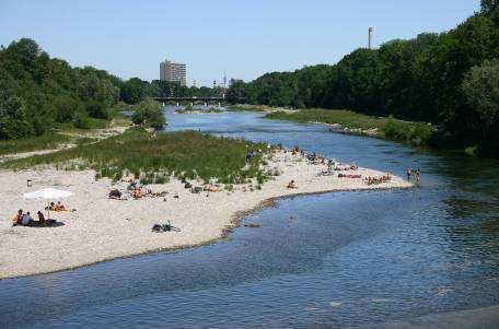 Obr.19 Řeka Isara uprostřed Mnichova prodělává po úsecích protipovodňovou a revitalizační přestavbu od roku 2000. Do roku 2011 by mělo být revitalizováno téměř 9 kilometrů řeky.