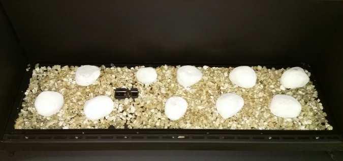 Vložení imitace kamenů a vermikulitu Abychom při instalaci vlastního krbu zamezili poškození imitací, smí být jejich instalace prováděna výhradně až po definitivním ustavení krbu na místo, po