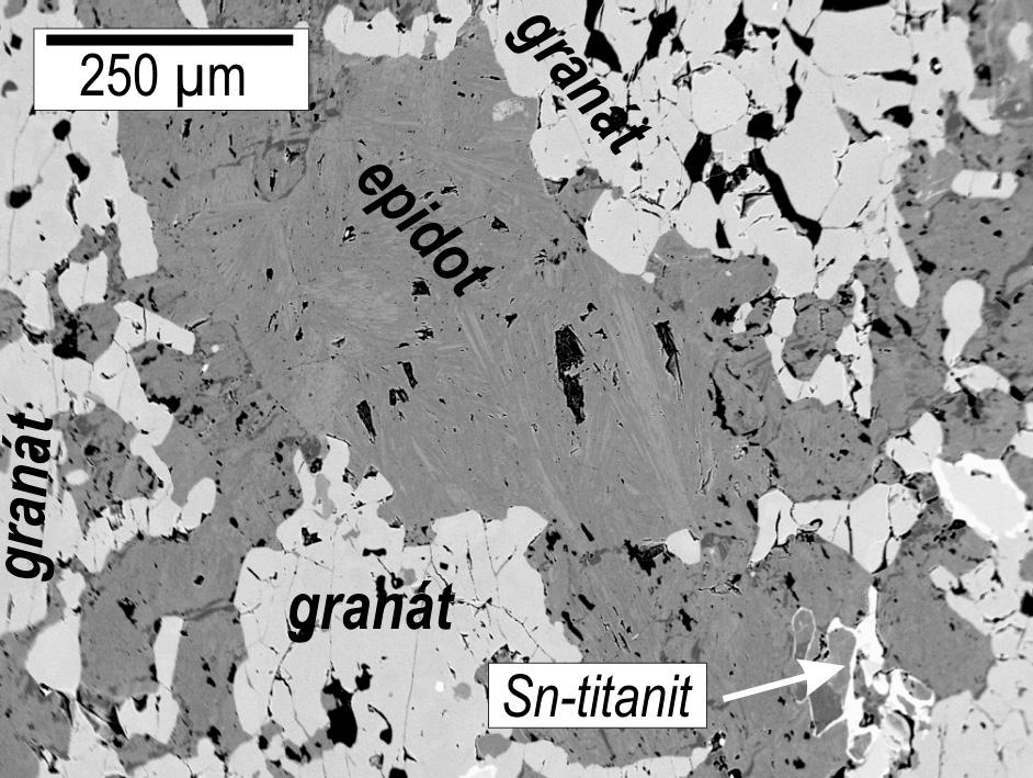 1) Pyroxen-granátický skarn představuje převládající typ skarnu.