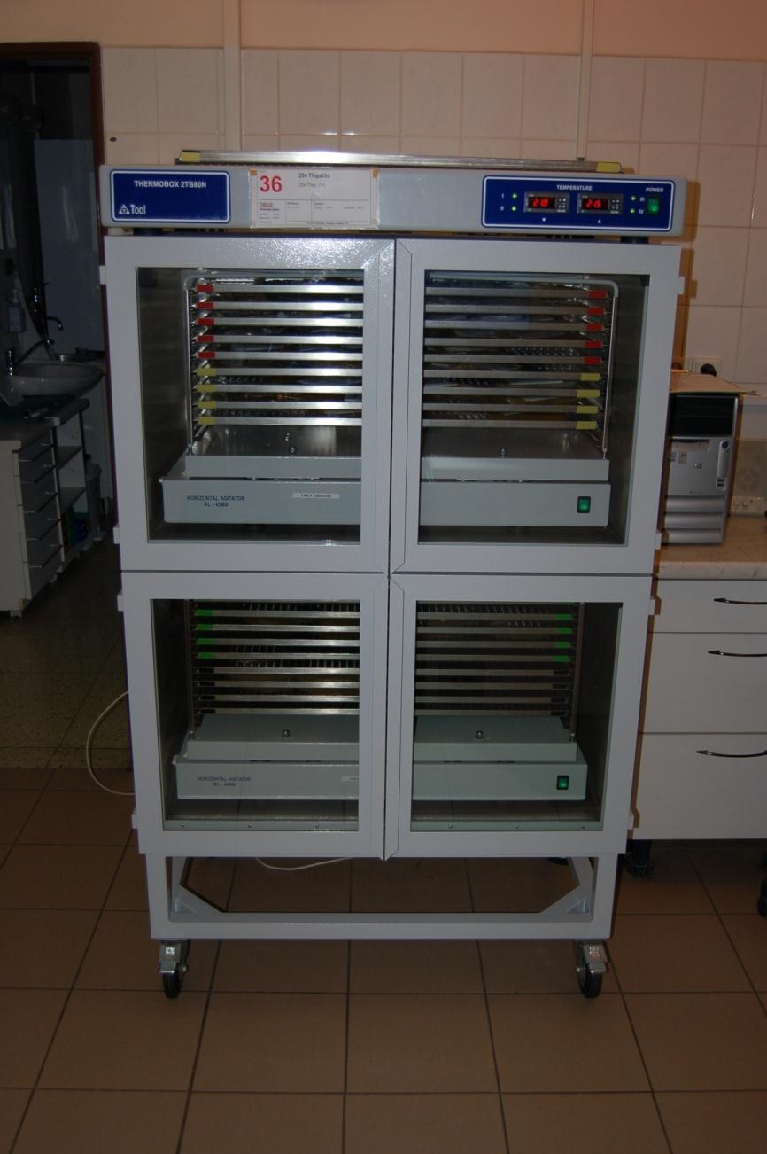 Obrázek 3: Třepačka Pro uchovávání destiček je doporučované uzavřené zařízení s kontrolou teploty. Teplota v zařízení musí být trvale udržována v rozmezí 20 C až 24 C.
