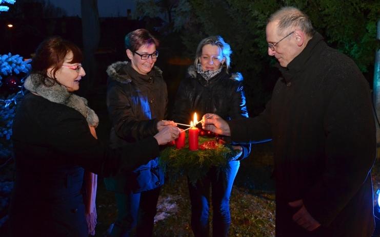 Rozsvěcení vánočního stromu deštivá obloha nepřekazila Ne vždy je počasí milostivé a řídí se dle našich plánů. My jsme se přesto nedali. Pondělní den (4.12.