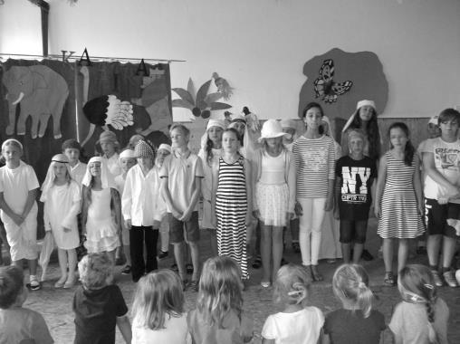 Mohli jsme si lehnout na nosítka. Potom jsme se pokoušeli zastavit krvácení. Ve třídě jsme si na figuríně zkoušeli resuscitaci. Den se mi moc líbil, byl poučný. 6 M. Hrubá 4. ročník J. Telecký 5.
