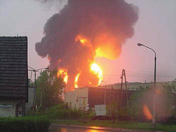 Úderem blesku explodoval zásobník ropy a hořící ropa zapálila dalších šest sousedních zásobníků. Příčinou exploze a následného požáru bylo neúplné vyrovnání potenciálů.