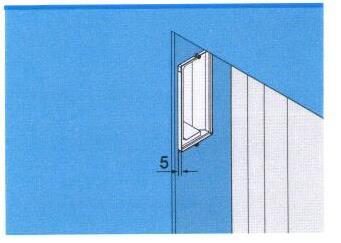 upravte plochou redukci tak, aby byla umístěna s mírným spádem 1 2 směrem ke špaletě okna. pomocí šroubů a držáku na zeď přichyťte plochou redukci k obvodové zdi.