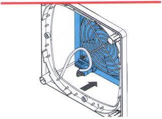 lopatky ventilátoru otřete opatrně vlhkým hadříkem. zasaďte ventilátor zpět do izolační pěny.