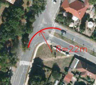Bod B2 - křižovatka tvaru T ulic Vážní a Velká v Hradci Králové - 21m < 22m VYHOVUJE Ěnutno opatrné projetí, ideálně zkušený řidičě Obrázek 77: