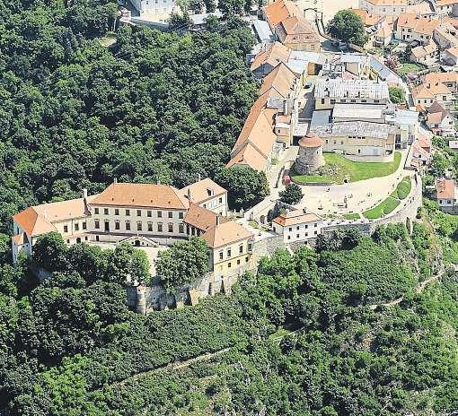 Taková je výstava nabízející krásy Znojma iregionu zptačí perspektivy focené zbalonu, letadla, vrtulníku idronu.