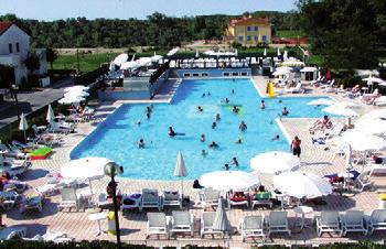 dnech denní nebo večerní trh a v sezóně lunapark.