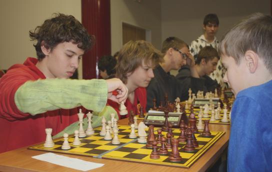 Valašský deník 14. 1. 2010: Ţáci a studenti změřili síly na čtyřiašedesáti polích Na sto dvacet dětí ze základních a středních škol z celého okresu Vsetín zasedlo včera v Karolince k šachovnicím.