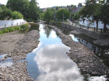 Obr. 11 Rozsáhlé akumulace na Blanici v Husinci, ovlivněné antropogenním zúžením koryta (Foto: J.