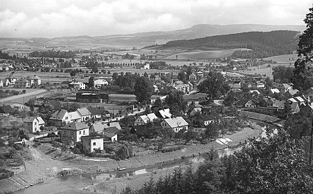 Část obce nad železniční tratí v levé části údolí bývala nazývána Na silnici (kdysi císařské).