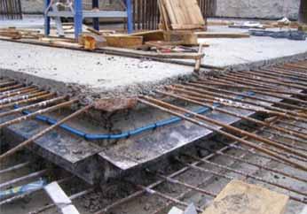 Cíleným oslabením průřezu betonové konstrukce na určených místech se dosáhne vzniku řízené trhliny. Prvek použitý na oslabení průřezu daný detail současně utěsní proti průsakům.