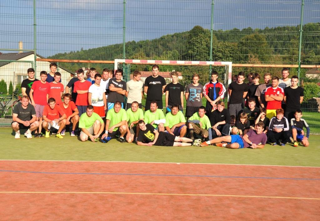 Svatováclavský fotbálek amatérù V sobotu 27. 9. 2014 se pøíznivci fotbalu sešli za úèelem turnaje Svatováclavský fotbálek amatérù na víceúèelovém høišti v Poøíèí.