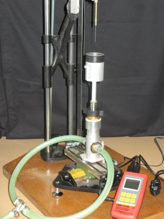 Obr. 6. Fotografie trysky s rezonátorem 2.2. Použité měřicí přístroje Při experimentu bylo potřeba měřit tyto veličiny: tlak, teplotu, průtok, rychlost proudění vzduchu a frekvenci.