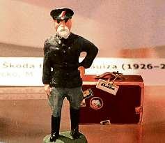 34 15. června 2018 Tipy na výlety Figurky ukazují nedávné dějiny T. G. Masaryk vlánech,kolejiště líčící situaci vzemi vroce 1937, obchod firmy Baťa či Hitler mířící po Mnichovu do Sudet.