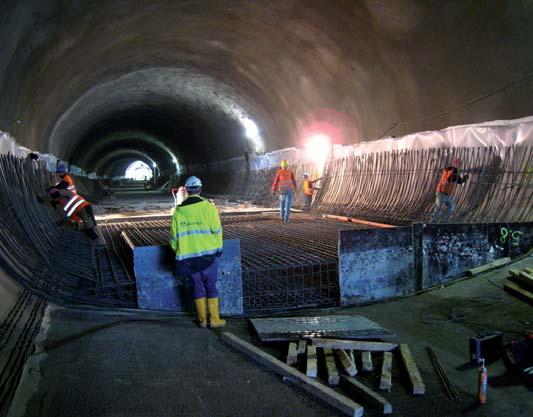 5.2 Postupy betonáže Rychlost postupu při betonáži definitivního ostění je omezena nezbytně nutnou dobou zrání čerstvého betonu. Odbednění je možné po dosažení pevnosti betonu cca 10 MPa.