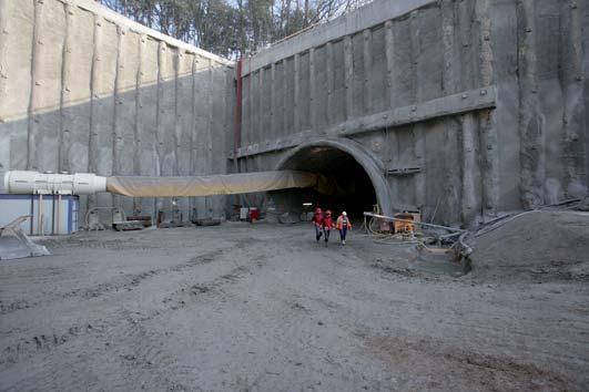 Obr. 4 Pohled do stavební jámy KU1(Kukulova 1) Fig. 4 View down KU1 (Kukulova) construction pit Tažená roura nerotuje, ale má na hlavě ztracený otočný vrtný korunkový prstenec.
