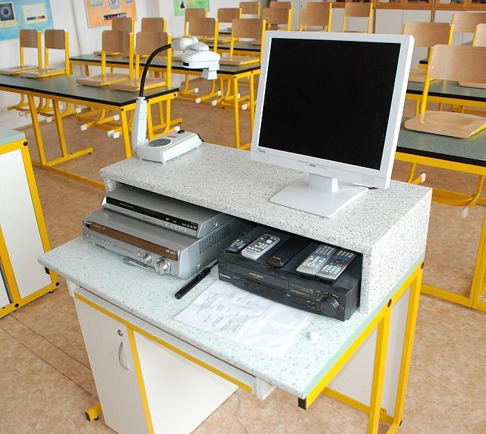 OBNOVA VÝTVARNÉHO ŘEŠENÍ A ÚLOŢNÝVH SKŘÍNĚK UČEBNY 208 V době letních prázdnin proběhla obnova výtvarného řešení učebny 208.