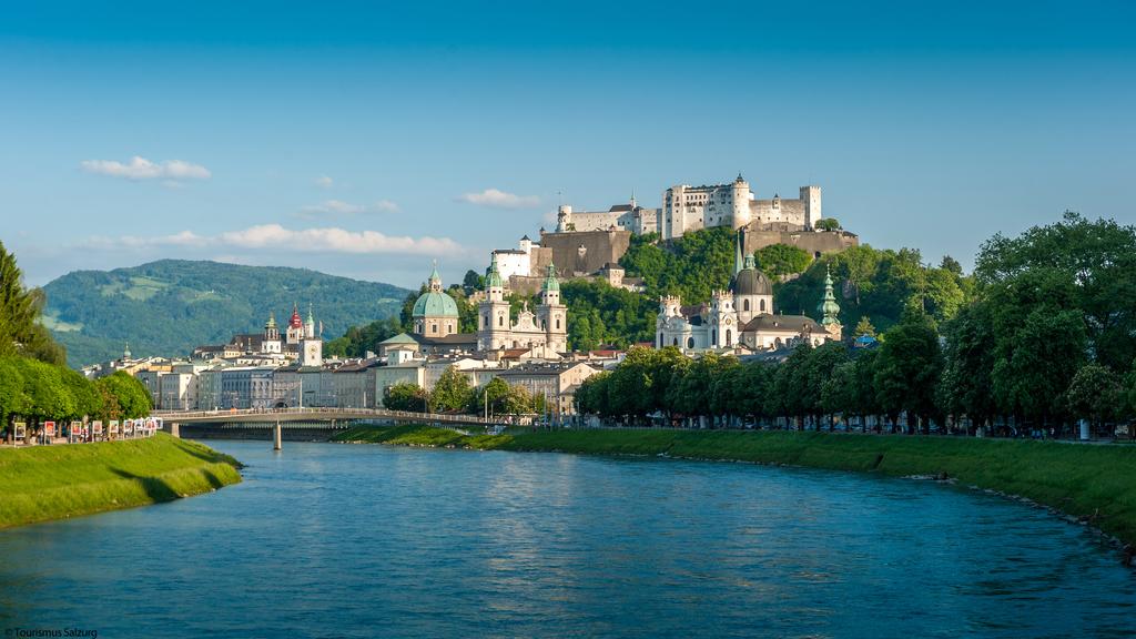 Město SALZBURG - tipy k návštěvě po cestě Salzburg je město mnoha historických a kulturních památek a hlavní město spolkové země Salzburg. Staré město v centru je na seznamu památek UNESCO.