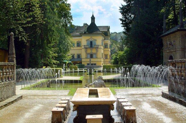 Zámek Hellbrunn s "Vodními hrátkami" Lovecký zámek Hellbrunn,
