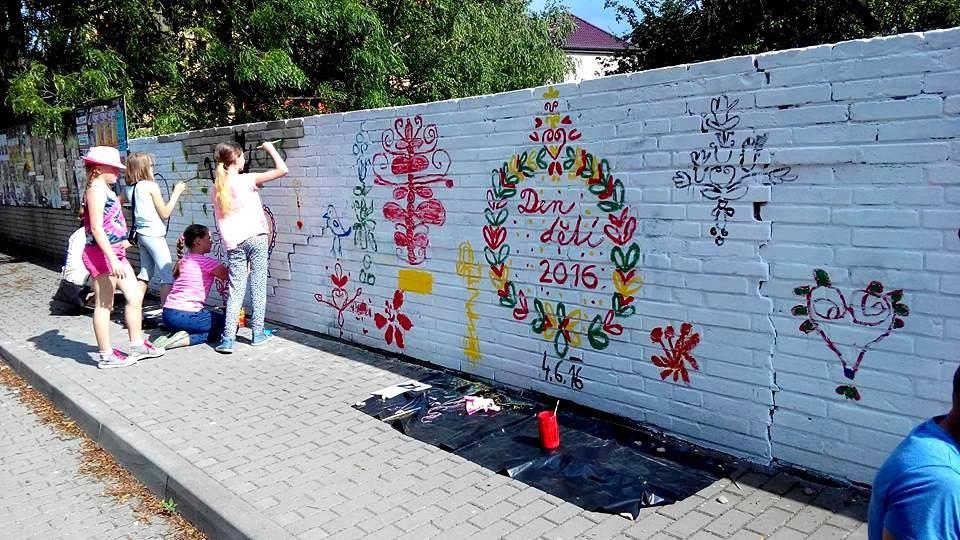 Vedle obvyklých stanovišť s hrami a úkoly byl součástí dětského dne happening Namaluj ornament, během kterého děti pod vedením Lenky Jurečkové malovaly tradiční ornamenty na ulice a dříve zanedbanou