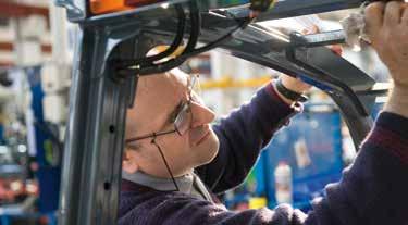 V souladu s principem Kaizen tak naplňujeme náš závazek neustálého zdokonalování Nabídka kompletní řady produktů Toyota od regálových řešení, přes čelní vysokozdvižné vozíky, skladové vozíky a