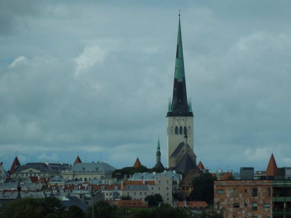 57/1 Poutavou a částečně i odlehčenou formou pak ukázali i na rozdíly podle věku, odhalující nižší úroveň úmrtnosti u samostatně žijících žen v nejvyšším věku proti ženám žijícím s jinými osobami a