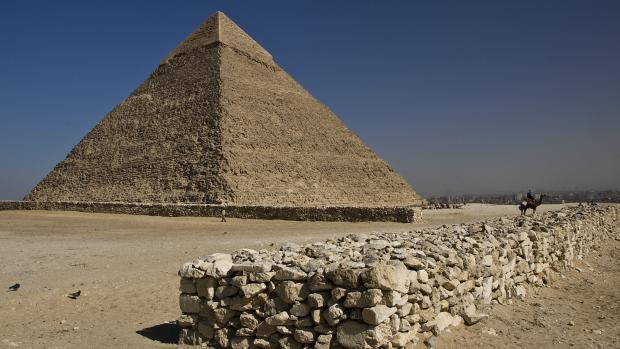 Povrch a objem III Cheopsova pyramida Pyramidy v Gíze patří k jednomu z dochovaných divů světa.