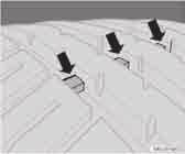 Kola a pneumatiky Pneumatiky s indikátory opotřebení Indikátory opotřebení jsou úzké reliéfní drážky kolmo ke vzorku. Na boku pneumatiky najdete písmena TWI (tread wear indicator).