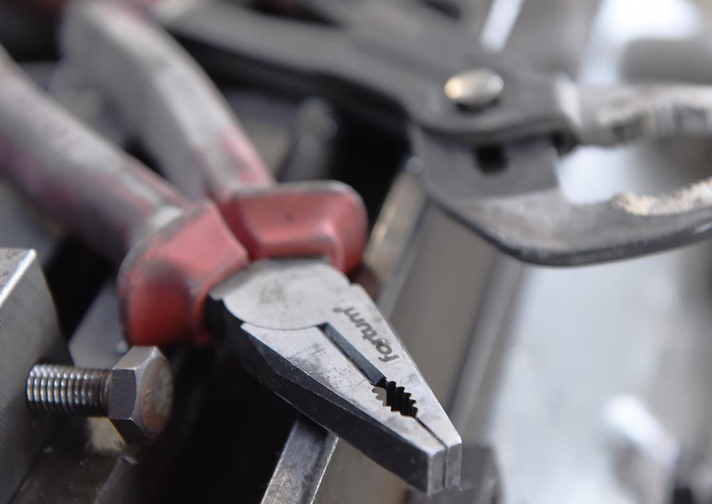196 pily 228 nastavitelné 200 pilníky a rašple 232 kleště 202 kartáče 23 kleště elektrikářské 208 měřidla 236 kleště SIKO 210 vodováhy 20 závitníky 15 hasáky 211 lasery liniové 22 šroubováky 156
