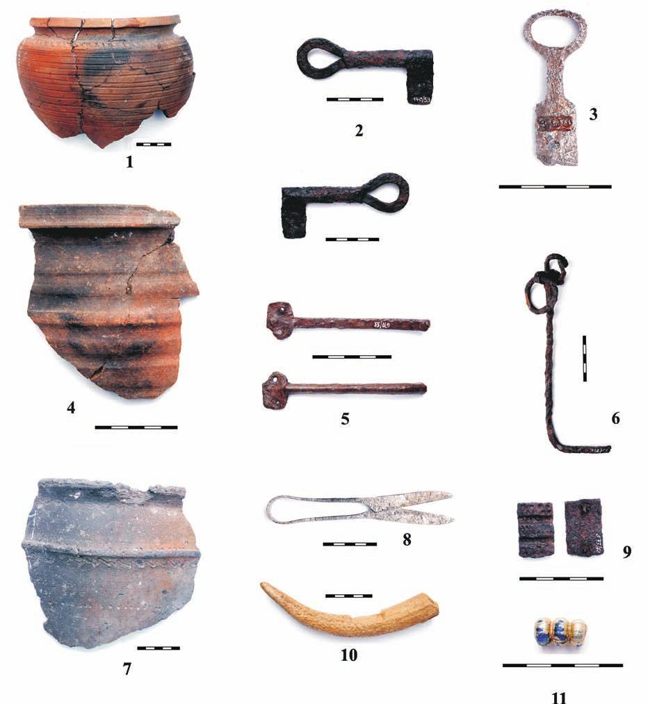 Přehled výzkumů 56-2, Brno 2015 Obr. 35. Barevné fotografie nálezů: 1 fragment keramiky ze SSJ.14: 105.0-s-559/58 (foto M. Baják); 2 klíč ze SSJ.16_p507: 105.0-s-1053?/53 (foto M.
