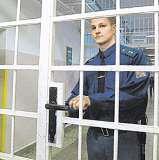 Cena jednohokilometru nové dálnice vyjde Čechy na 226,6 milionu korun, Slováky na 244,5 milionu korun. Zatímco západ bývalé federacekřižuje dnes 1250km dálnic, východníčást740 kilometrů.