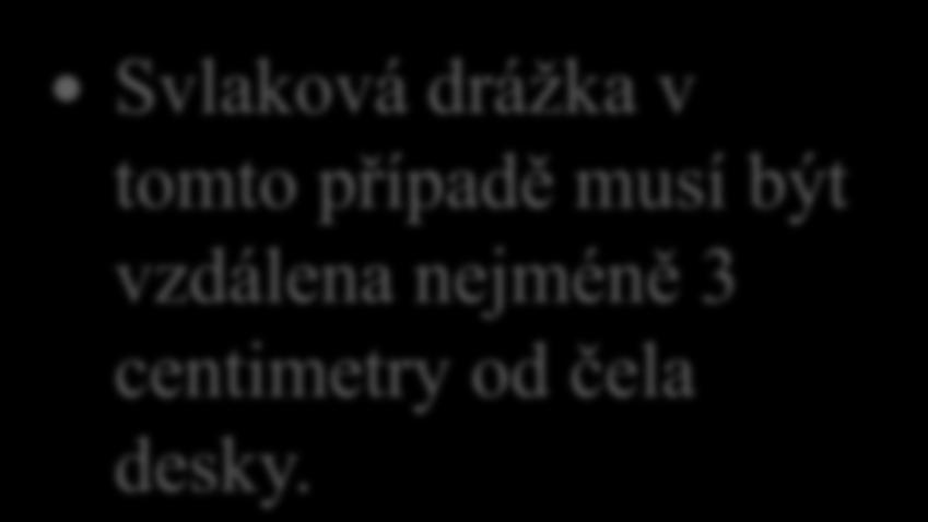 13. V případě, že se truhlář rozhodne, že provede rohové spojení desek z masivního spojením na svlak, jak daleko od čela desky musí být