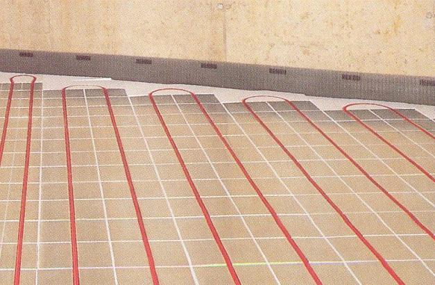 Sestavy pro suché systémy podlahového vytápění Jedná se o sestavy, skládající se ze systémových desek s vylisovanými drážkami pro uchycení potrubí, potrubních rozvodů, rozdělovačů podlahového