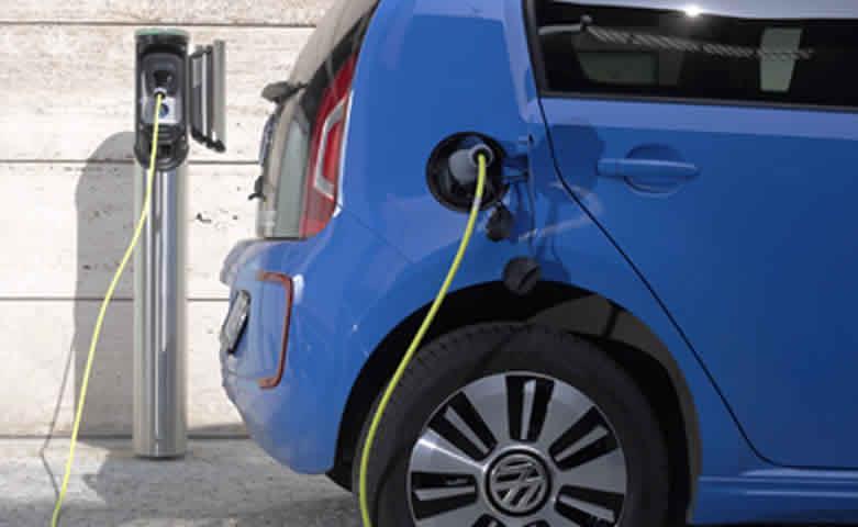 Elektromobilita & e-carsharing Energetická společnost jako partner pro rozvoj měst Vojtěch