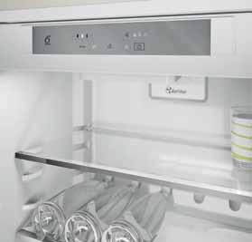 DVA SPOTŘEBIČE, DVOJITÁ KAPACITA Jednodveřová monoklimatická chladnička je doplněna zásuvkou jednodveřovou mrazničkou s celkovou využitelnou kapacitou obou spotřebičů až 521 l.