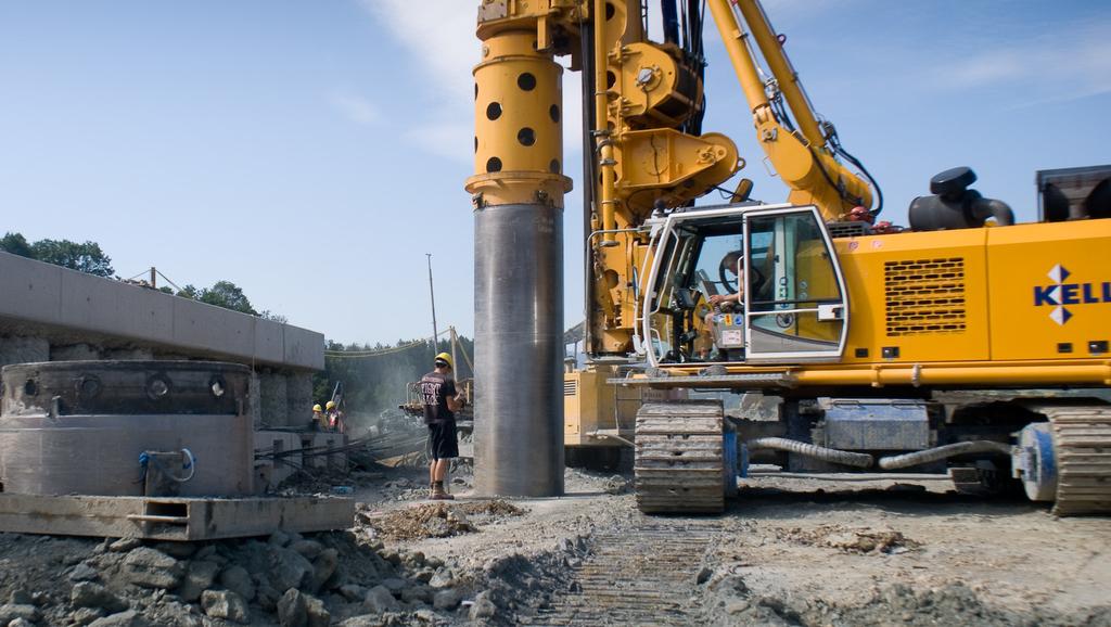 3.1. PROVÁDĚNÍ VRTANÝCH PILOT 31 Po provedení vrtu pro pilotu se začne s betonáží. Na piloty se používá beton prostý nebo železobeton.