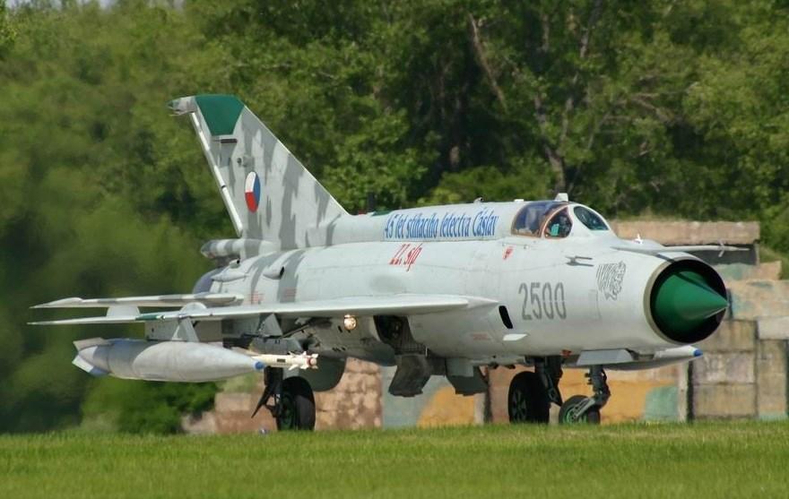 2.2. Mikojan-Gurevič MiG-21 Sovětská nadzvuková víceúčelová stíhačka používaná od začátku 60. let. 20. století ve více než 30 zemích.