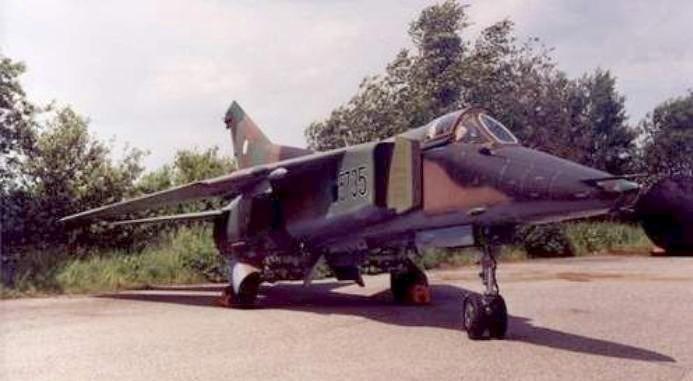 2.3. Mikojan-Gurevič MiG-23 MiG-23 byl první sovětský stíhací bombardovací letoun s pulsním dopplerovským radarem se schopností vyhledávat cíle letící v přízemní výšce.
