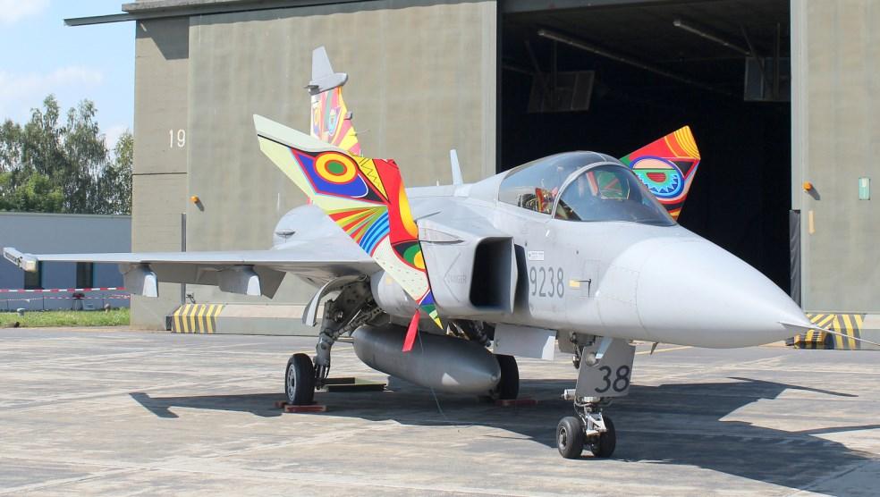 2.8. JAS-39 Gripen V roce 1979 začalo švédské ministerstvo obrany hledat nový víceúčelový letoun, schopný stíhacích, bitevních a průzkumných misí, který by mohl nahradit zastarávající Saab 35 Draken