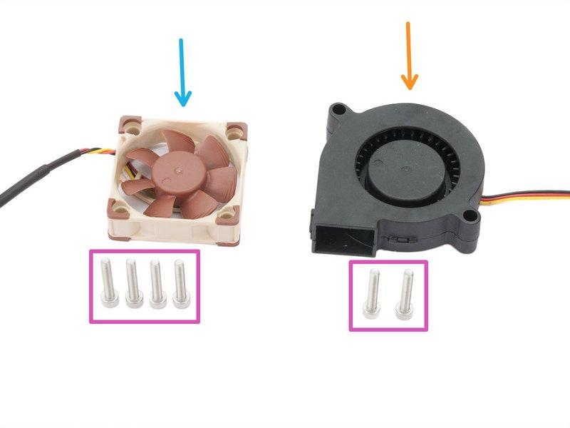 Step 23 Příprava ventilátorů Pro následující kroky si prosím připravte: Šroub M3x18 (6x) Levý ventilátor hotendu (1x) Přední tiskový ventilátor (1x) Ventilátor