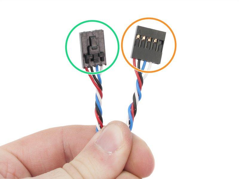 Na kabelu jsou dva typy konektorů: 4pinový konektor senzoru