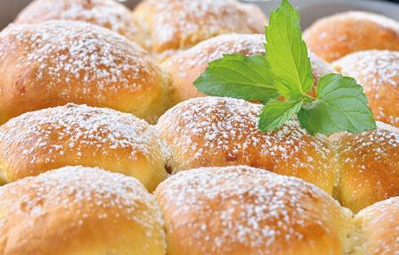 35 120 g mletého máku, 100 g cukru, mletá skořice, voda na provaření máku 120 g mletých ořechů, 100 g cukru, vanilka, voda na provaření ořechů 150 g švestkových povidel, 40 g cukru, mletá skořice,