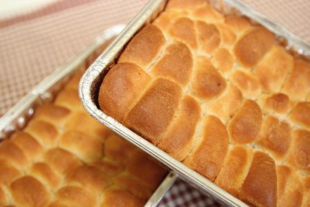 ČOKOLÁDOVOU DROBENKOU 20 g droždí, 250 ml mléka, 500 g hladké mouky, 1 lžička krystalu, 2 vejce, 100 g másla, špetka soli, 1 kg malin, 4 lžíce strouhanky, 2 lžíce cukru krystalu Suroviny na drobenku: