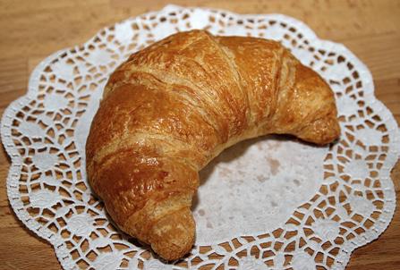 skořicový a vanilkový cukr, 40 g rozinek, 50 g mletých piškotových drobečků Rohlík z listového těsta omyté, oloupané a nakrájené hrušky posypeme vanilkovým a skořicovým cukrem a smícháme s rozinkami