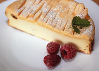 59 TVAROHOVÉ ROHLÍČKY Z CELOZRNNÉ MOUKY 125 g netučného tvarohu, 2 lžíce polotučného mléka, 1 vejce, 2 lžíce cukru, sůl, 4 lžíce oleje, 250 g pšeničné celozrnné mouky, 1 kávová lžička prášku do