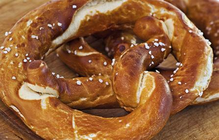 500 g listů pampelišek, 1 svazek jarních cibulek, 300 až 350 g zralých rajčat, 6 lžic olivového oleje, 1/8 l bílého vína, 50 g strouhanky, 5 stroužků česneku, 1 hrst petržele, 500 g brambor, 100 g