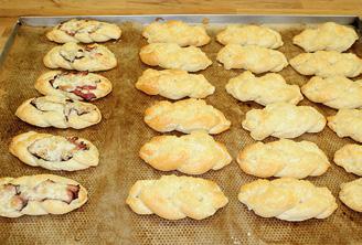 67 SLANÉ BRAMBOROVÉ KOLÁČKY S KUKUŘIČNOU POMAZÁNKOU 400 g uvařených a prolisovaných brambor, 50 g droždí, špetka cukru, mléko na zadělání, 400 g kukuřičné mouky, 100 ml oleje, 150 g bílého jogurtu,