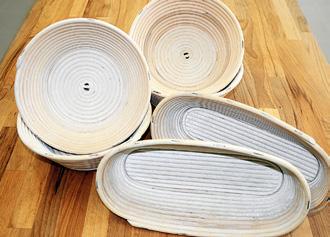 cukru do kvásku, 2 žloutky, 600 g hladké mouky, 180 g zakysané smetany, 300 g mletých škvarků, sůl Suroviny na dohotovení: žloutky a mléko na pomašlování, sezamové semínko a kmín vypracujeme kynuté